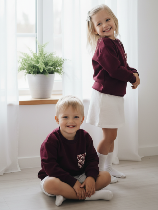 Latvisks džemperis bordo tonī ar uzšūtu kabatu no 80-140 izmēram