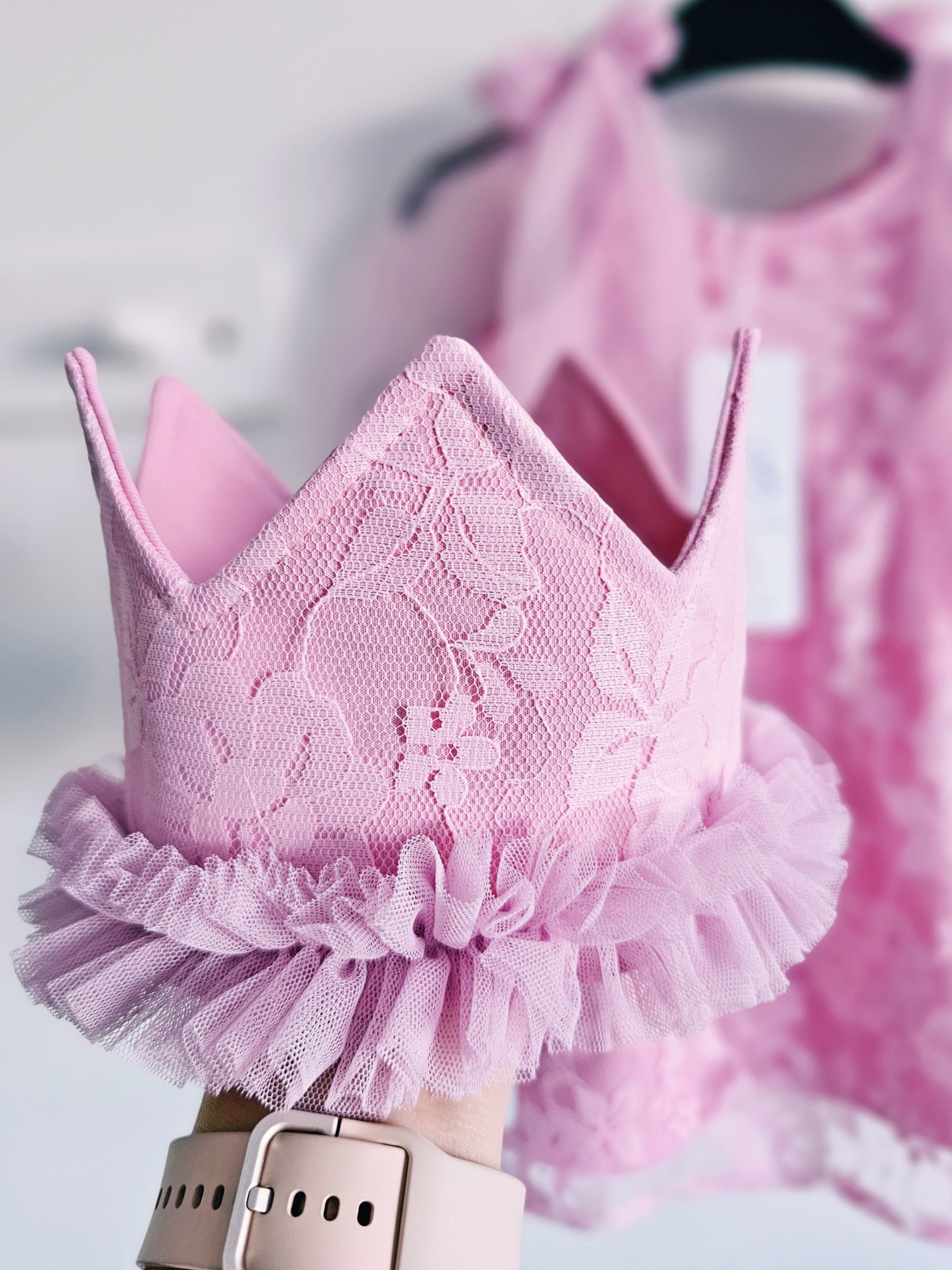 Kronis meitenei. Sasienams mežģīņu kronis. "Gaiši rozā" - Image 6