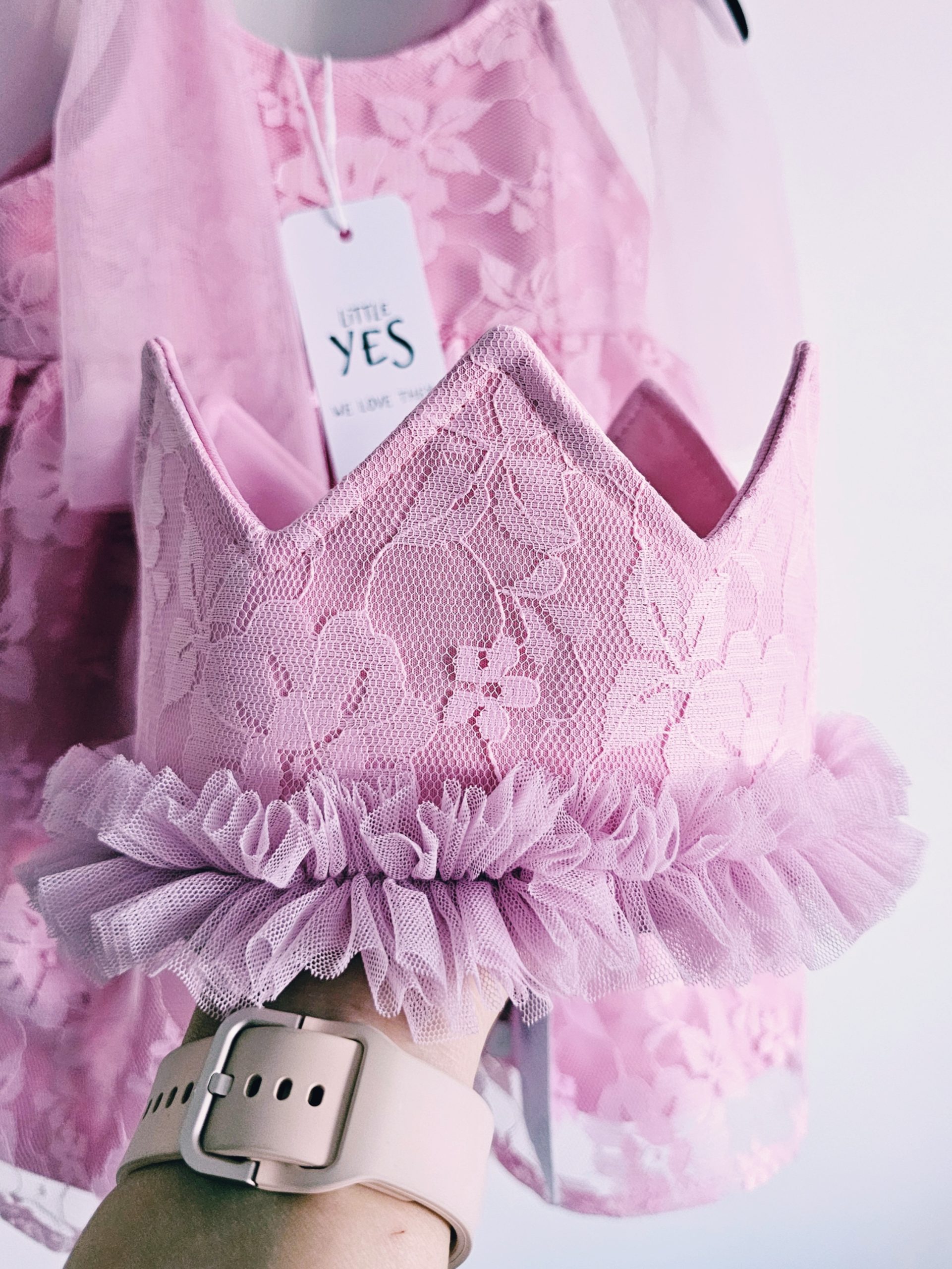 Kronis meitenei. Sasienams mežģīņu kronis. "Gaiši rozā"