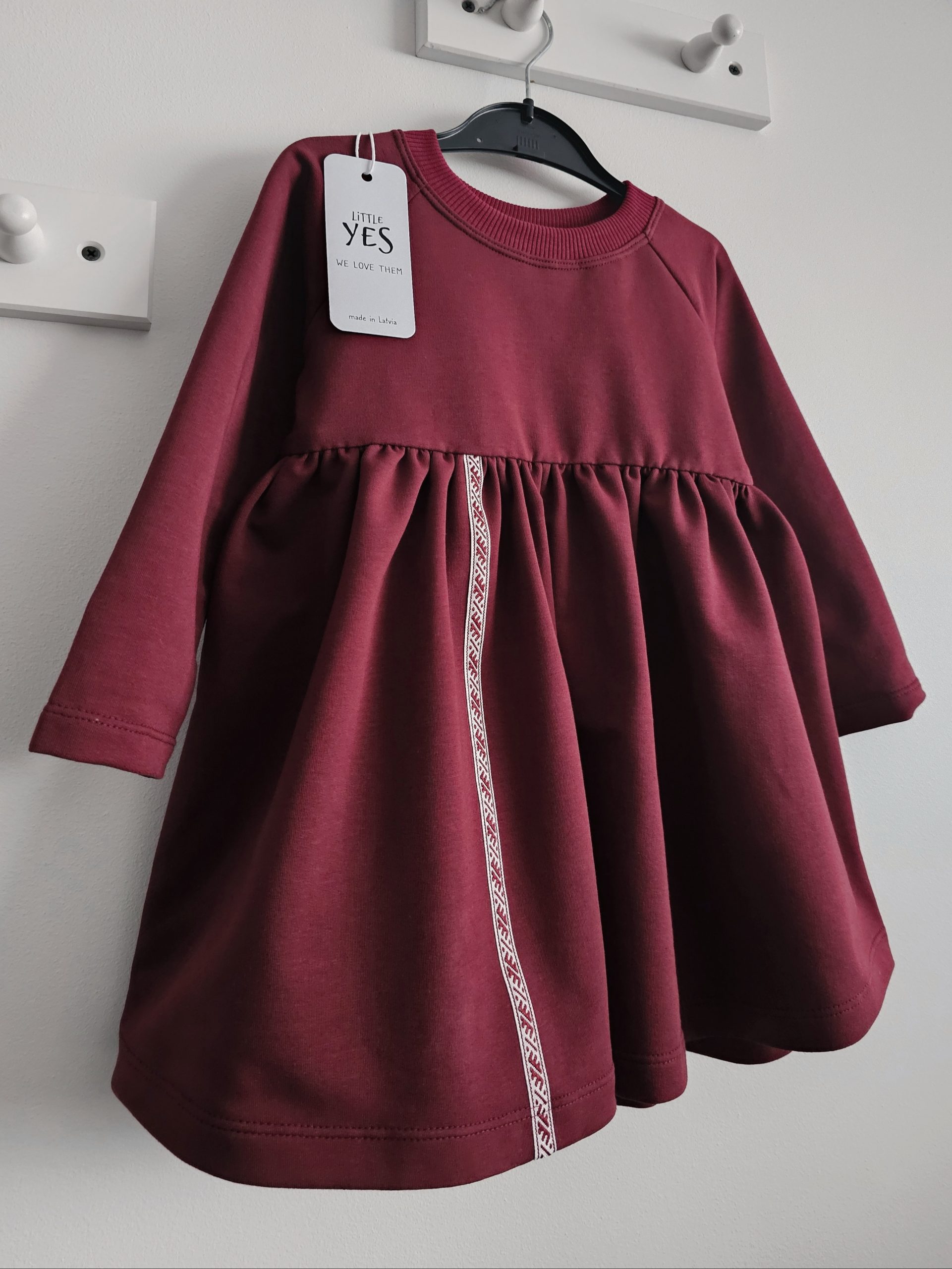 Bordo kleita ar uzšūtu latvisko lenti no 80-140 izmēram - Image 4